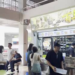 Hier wollte ich aber nicht essen - zu viele Leute, zu heiß und einfach nichts für mich dabei