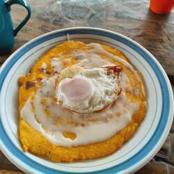 Frühstück: Arepa mit Ei