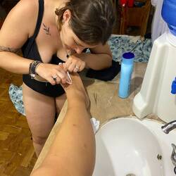 Nele verarztet Tonis Stiche