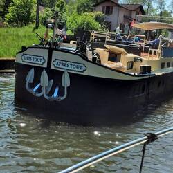 Die "Apres tout" quält sich aus der Schleuse Nr 18.