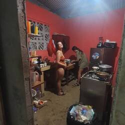 Laura und eine andere Freiwillige in unserer schäbigen Küche:)