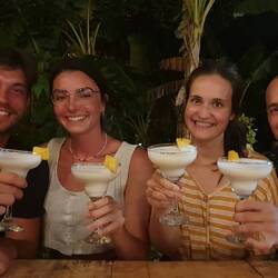 Julia & Philipp lernen wir im Bus kennen. Später surfen wir und teilen selbstgemachte Piña Colada🍹