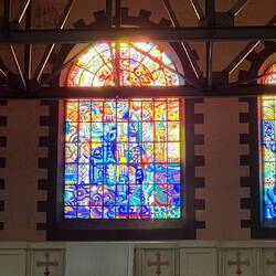 Schöne Glasfenster hat sie...