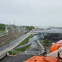 Bahnhof im Hintergrund