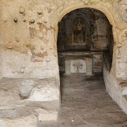 Eine kleine Höhlenkirche in der Schlucht von Matera