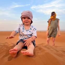 Karlotta im wohl größten Sandkasten