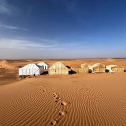 Die hinteren linken Zelte waren unsere Domizile