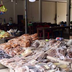 Es gibt ziemlich viel getrocknetes Fleisch zum kaufen.