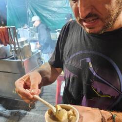 Plaatselijke delicatesse: chocomelk met kaas!