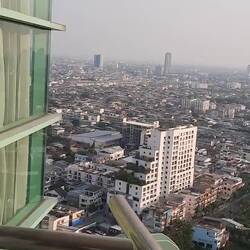 Blickschwenk aus einer der Wohnungen den Chao Phraya hinab Richtung des nahen Golfs von Thailand