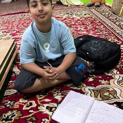 Der Sohn von Asif zeigt mir seine Hausaufgaben