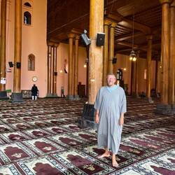 Angemessen gekleidet.