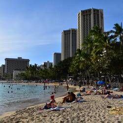 und das ist er nun - einer der weltweit berühmtesten Strände: Waikiki-Beach
