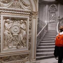 Eine Originalpanele des Schwester Schiffs der Titanic vom Speisesaal