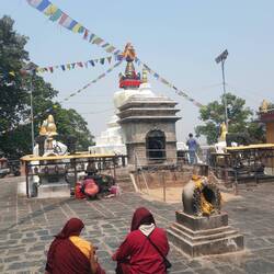 Namo Buddha Stupa mit betenden Mönchen