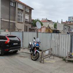 Freie Parkplätze gibt es nicht, zum Glück stand die Bella noch da.