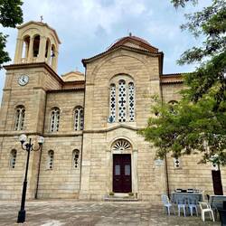 die überdimensionale Kirche in Vresthena