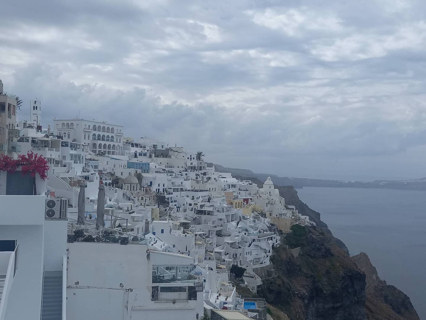 View at Fira, see the other white towns that look a bit like snow.