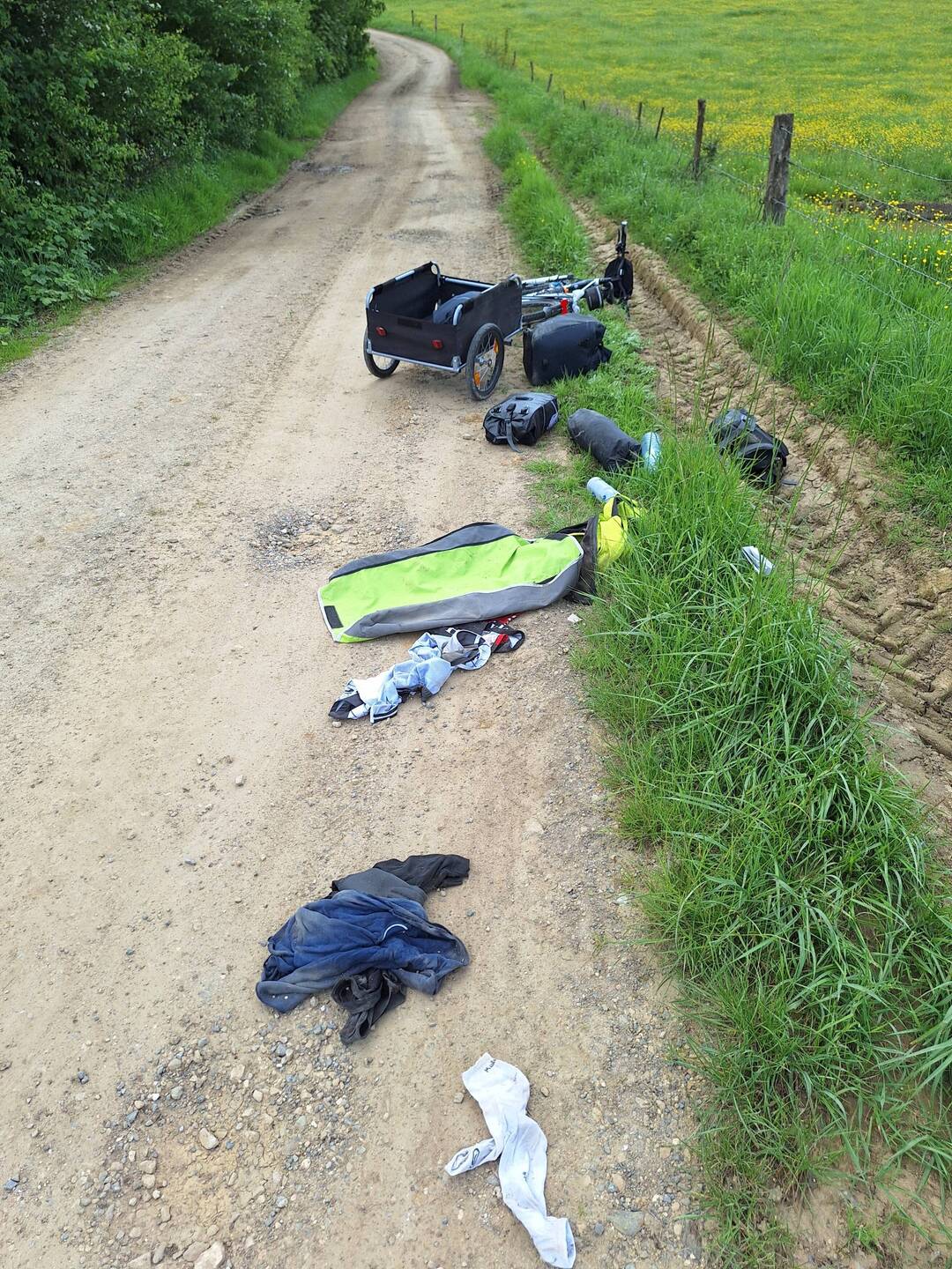 ....der Anhänger bei voller Fahrt umgekippt...gab's später noch mal...meine schöne frische Wäsche...