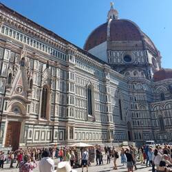 This dome was completed by a famous Florence artist without plans or designs