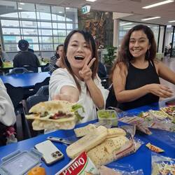 Wir teilen meistens unsere Mittagessen
