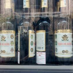 Boutique qui vend du vin de messe juste à côté 🤣