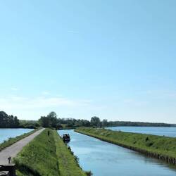 Unser Platz auf dem Kanal zwischen zwei Seen.