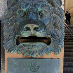 Der sieht nicht besonders glücklich mit seiner Aufgabe als Briefkasten aus 🤣