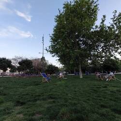 Die Wiese ist von einem Graben umgeben und nu über Brücken erreichbar.