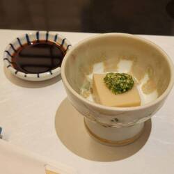 Als "amuse bouche" ein Tofuwürfel.