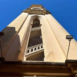 ...mit schöner Freitreppe