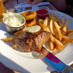 Monatana's Steak mit Pommes & Zwiebelringen