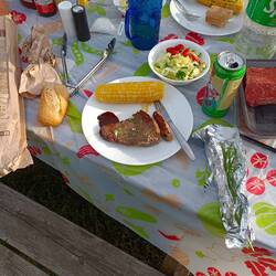 Steak vom Grill mit Salat und Brot & Maiskolben