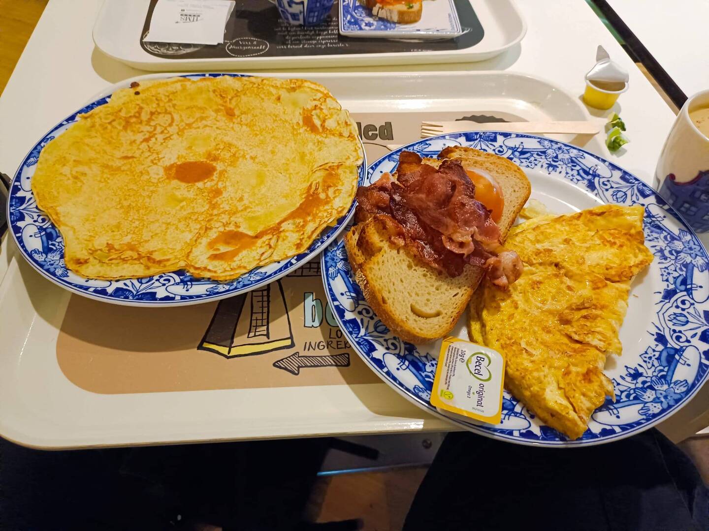 Omlett und Pfannkuchen am Flughafen Amsterdam