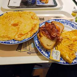 Omlett und Pfannkuchen am Flughafen Amsterdam