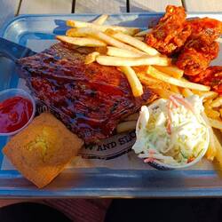 Montana's Rippchen und Chicken Wings mit Pommes