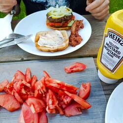Selbstgemachte Burger mit Salat