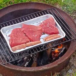 Steak vom Grill mit Salat und Brot & Maiskolben