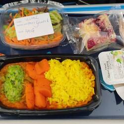 Flugzeug Essen- Veggi Variante Jackfruit mit Reis und Erbsenmatsche plus Salat und Kuchen