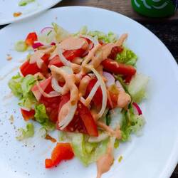 Selbstgemachte Burger mit Salat