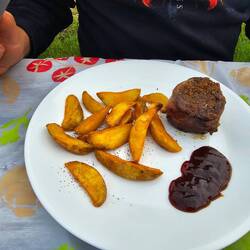 Medallions mit Bacon umwickelt plus Wedges