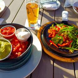Montana's Wraps mit gebratenem und frischen Gemüse und Dips