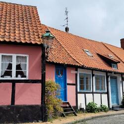 Das rosafarbene Haus ist das kleinste Haus der Insel.