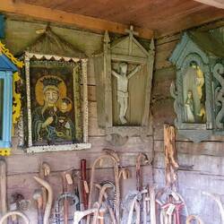 Alle möglichen Heiligenbilder, ausgestellt in einem Bauernhaus