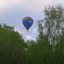 Über uns schwebt der Heißluftballon