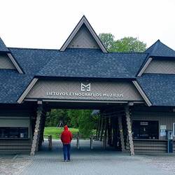 Der Eingang zu Ethnografischen Museum. Davor steht Thomas im Regenoutfit