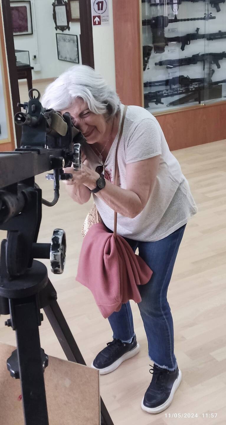 Inmaculada apuntando con fusil CETME