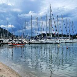 Hier parkt der verarmte Grieche seine Zweityacht