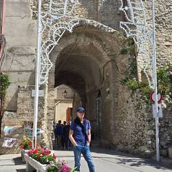 das alte Stadttor (mit beharrlichem Touristen)