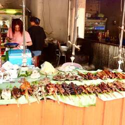 Der Gedanke, was auf den Spießen drauf sein könnte, lässt ihn mir einen gewissen Ekel aufkommen.